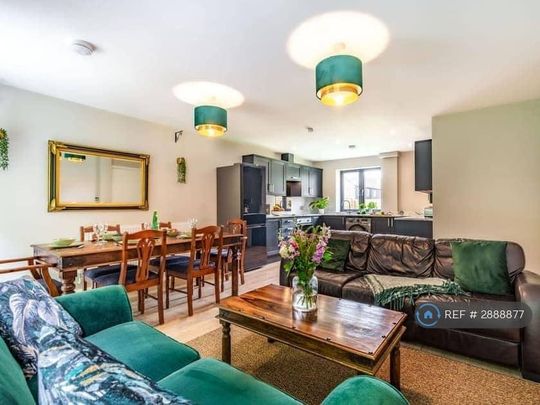 3 bedroom semi-detached house to rent - Photo 1