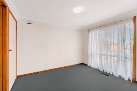 3 Bed, 1 Bath - Photo 3