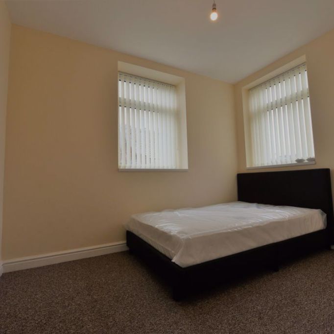 2 bedroom Flat in Flat 6, Leeds - Photo 1