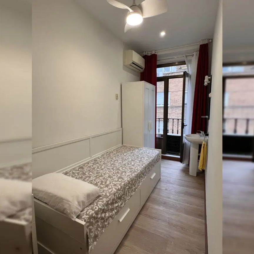 Room in shared apartment in Madrid - Photo 1