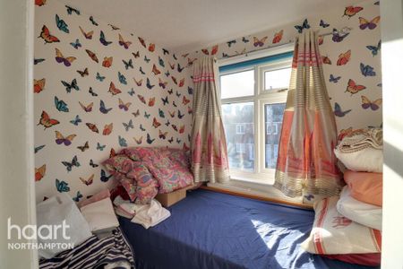 4 bedroom semi-detached house to rent - Photo 2