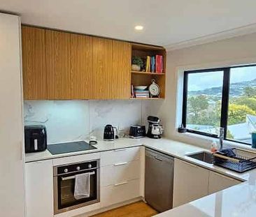 AVAILABLE NOW, sunny, warm, 3 bed modern living - Photo 4