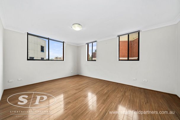 Penthouse Style Large 3-Bedroom Apartment - Photo 1