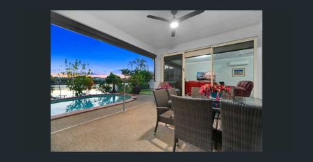 Luxurious Waterfront Entertainer With Pontoon, Pool & Sparkling Views - Photo 4