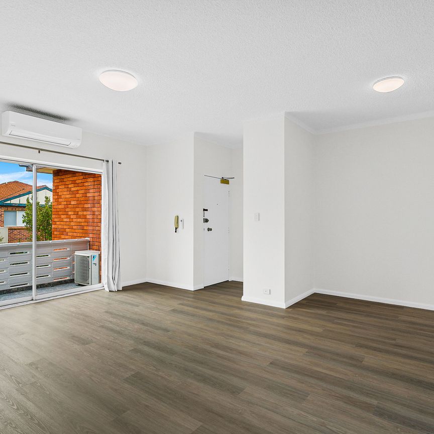 Tastefully Renovated Top Floor Apartment - Photo 1