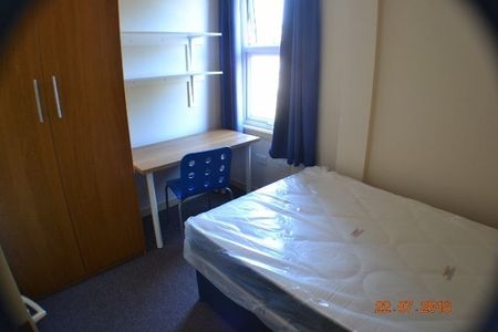 3 Bed Terraced House, Winfield Place, LS2 - Photo 4