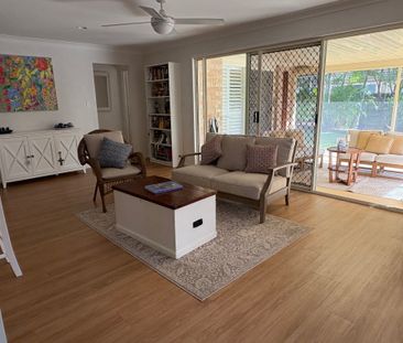 Helensvale - Photo 2