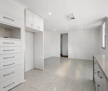 Spacious 4-Bedroom Family Home in Thornlie - Photo 6