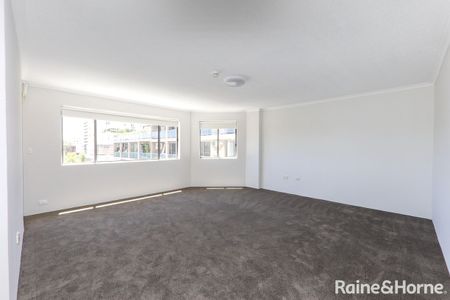 Spacious Two-Bedroom Unit in Prime Sydney Location with Harbour Views - Photo 3