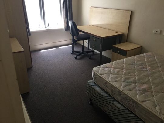 Easy Living in the City - Ideal for Students - Photo 1