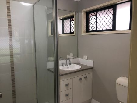 4 Bedroom Family Home! - Photo 4