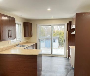 5 ½ entièrement rénové sur 2 niveaux – Quartier paisible – 2 statio... - Photo 1