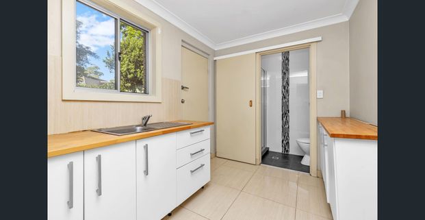 Self contained in-law or guest accommodation, great location! - Photo 1