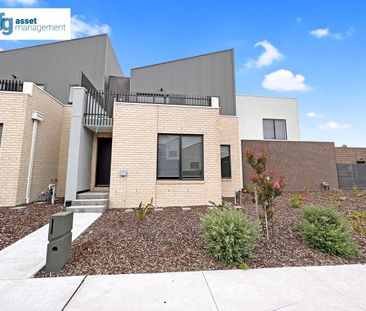 Modern & Spacious Three-Bedroom Townhouse in Prime Location! - Photo 4