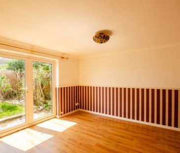 3 bedroom semi-detached bungalow to rent - Photo 2