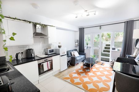 A charming studio flat with a private garden, set within a beautiful Victorian building in the heart - Photo 4