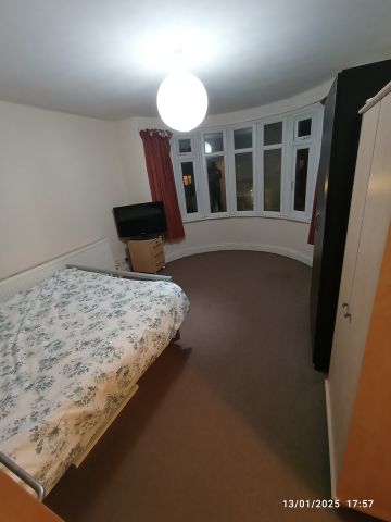 Room in a Shared House, Elmcroft Crescent, NW11 - Photo 3