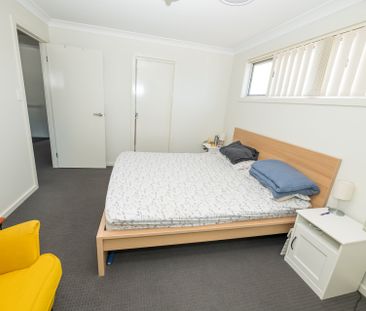 LARGE MODERN FIVE BEDROOM HOME! - Photo 2