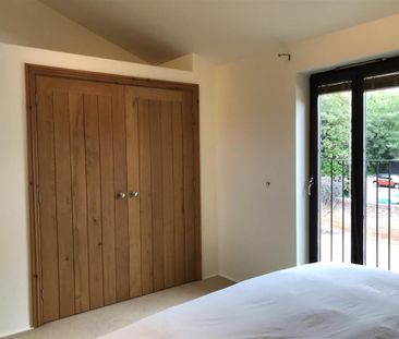 2 bedroom mews to rent - Photo 5