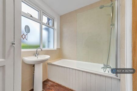 3 bedroom detached house to rent - Photo 5