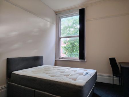 1 bedroom in a house share to rent - Photo 2