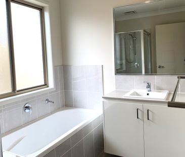 20 Stockyard Lane, Park Ridge QLD 4125 - House For Rent - $700 | Do... - Photo 3