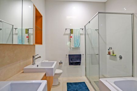 Spacious Living with Modern Comfort and Versatile Design - Photo 5