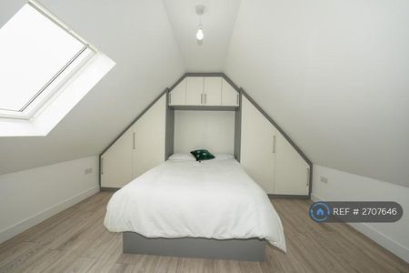 1 bedroom in a house share to rent - Photo 2