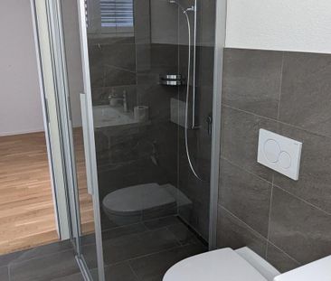 moderne 2.5-Zimmer-Wohnung mit eigenem Waschturm - Foto 2
