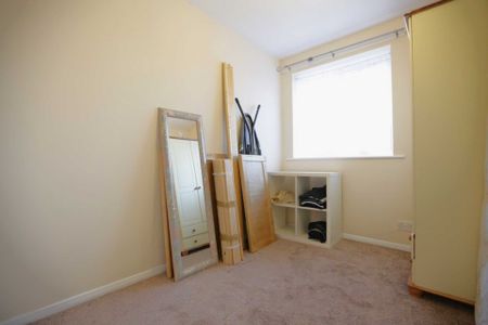 Guide Price £1,850 pcm - Available Now - Unfurnished - Photo 4