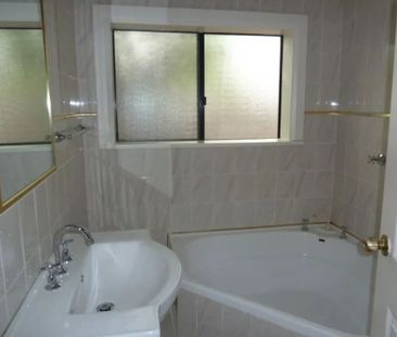 Modern 2-Bedroom Freestanding Home – Central & Convenient Location - Photo 5