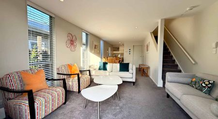 FULLY FURNISHED BEAUTIFULLY STYLED TOWNHOUSE IN PRIME LOCATION! - Photo 5