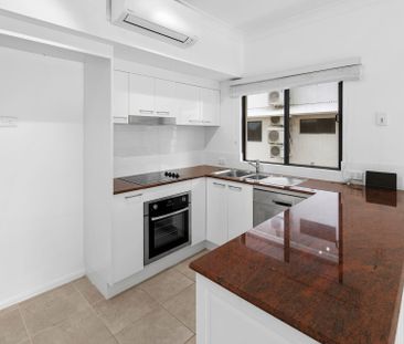 Convenient unfurnished Esplanade apartment. - Photo 2