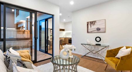 Modern Townhouse – Prime Massey / Royal Height... - Photo 2