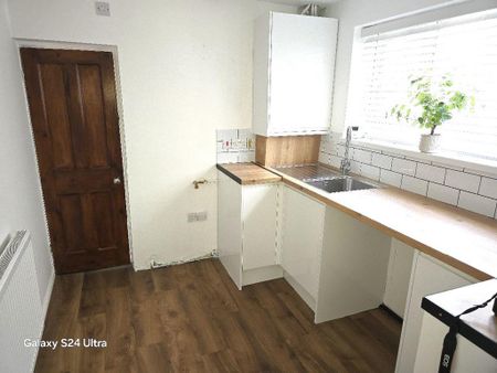 3 bedroom terraced house to rent - Photo 3
