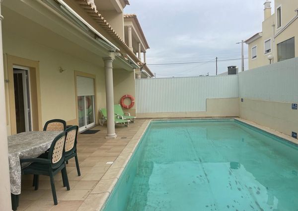 Excelente moradia V3 com Piscina localizada em Albufeira na zona das Ferreiras.