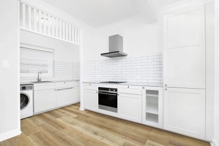 COMPLETELY REJUVENATED ART DECO APARTMENT WITH A GREAT FLOORPLAN - Photo 3