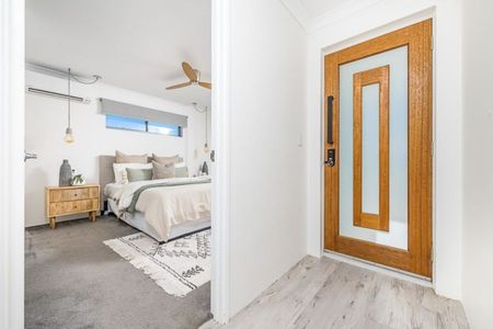 Indulgent Coastal Haven with High-End Finishes & Entertainer’s Alfresco - Photo 3