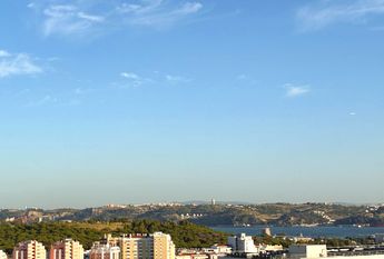 Apartamento T1 mobilado em Miraflores com Vista de Rio, a estrear