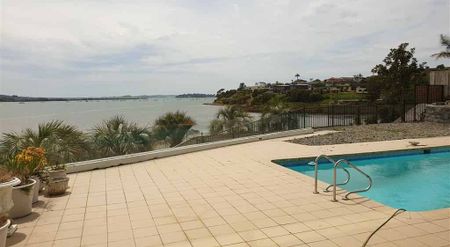 5 Bedroom waterfront family home - Photo 4