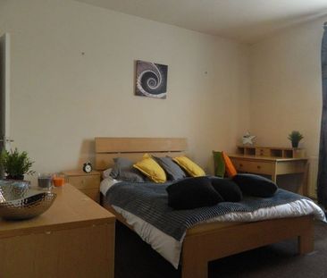 Close to university/ city centre - Photo 3