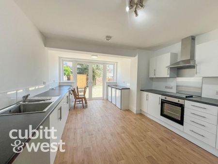 1 bedroom in a house share to rent - Photo 2