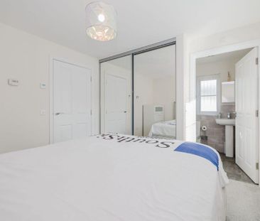 3 bedroom end of terrace house to rent - Photo 4