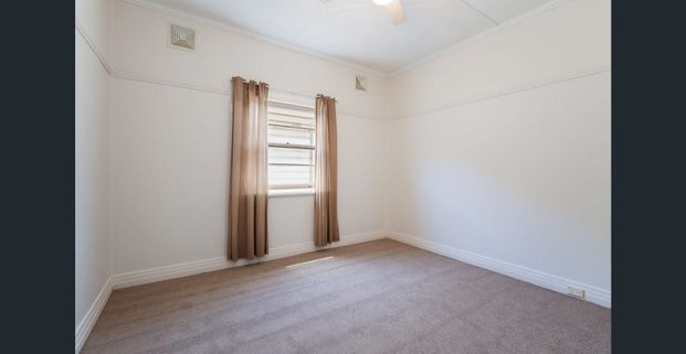 Charming Waratah Cottage in Prime Location - Photo 1