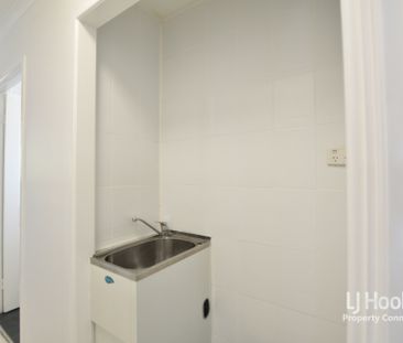 2 BEDROOM UNIT HANDY TO ALL AMENITIES!! - Photo 3