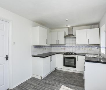 3 bedroom end of terrace house to rent - Photo 3