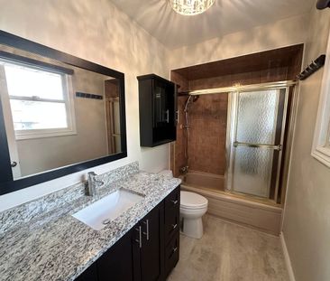 For Lease - 102 Hazelwood Drive, Newmarket, Ontario - Photo 2