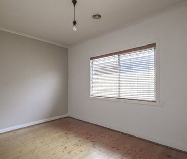 Comfort meets convenience in Pascoe Vale - Photo 3