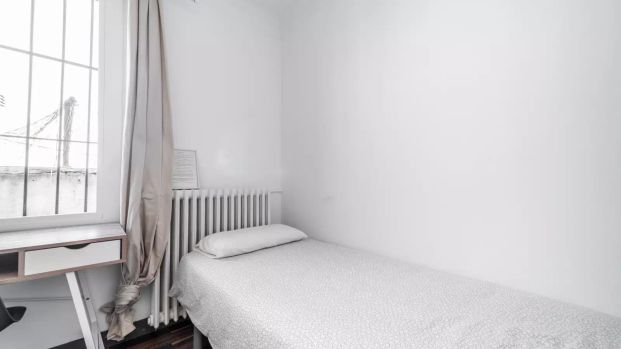 Bright room for rent in 13-bedroom apartment in Sant Gervasi - Photo 1