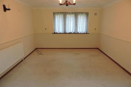 Kingsmead Road, High Wycombe, HP11 - Photo 2